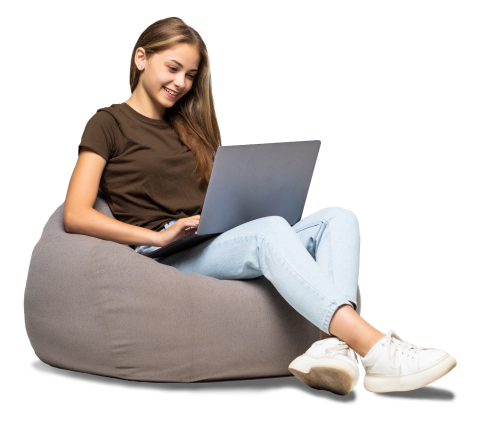 Mulher sentada usando um computador